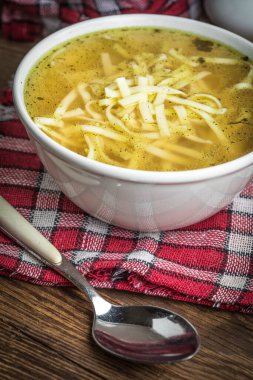 Çorba. Erişteli tavuk çorbası..