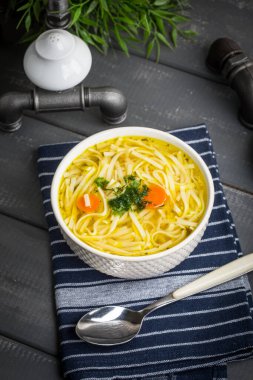 Erişte, carror ve maydanoz bir plaka ile lezzetli et suyu