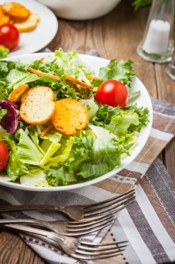 Beyaz kase karışık salata. Seçici odak.