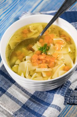 Çorba. Erişteli tavuk çorbası..