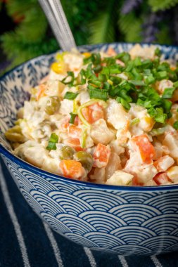 Geleneksel salata Olivier haşlanmış sebze ve mayonez ile masada..