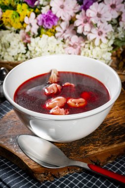Geleneksel cila, hamur köfteli berrak kırmızı borş..