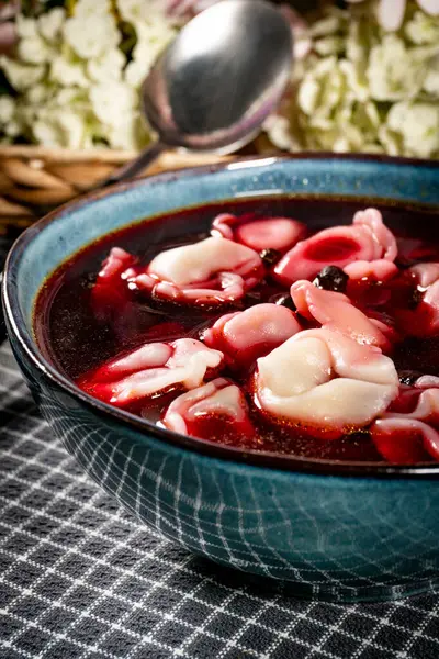 Geleneksel cila, hamur köfteli berrak kırmızı borş..