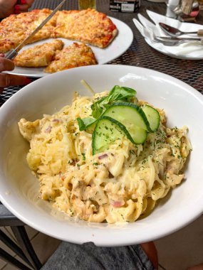 Pastırma ve krema soslu makarna..