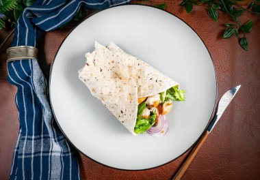 Tam tahıllı tortilla. Sebze ve tavukla sarılır..