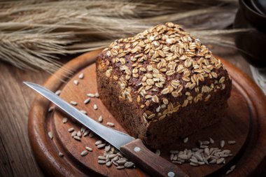 Bütün tahıl çavdar ekmeği tohumları ahşap oyun tahtası ile.