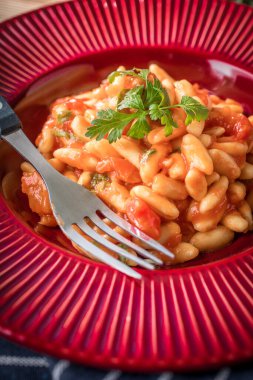 Cavatelli taze domates soslu makarna. İtalyan mutfağı.