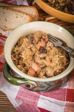 Bigos - etli lahana, kurutulmuş mantar ve füme sosis. Geleneksel Polonya mutfağı..