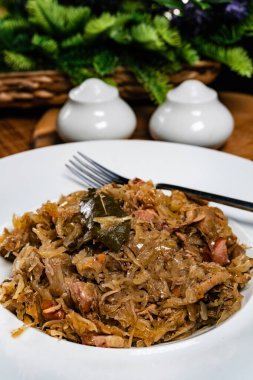 Domuz eti, sosis ve mantarlı lahana yahnisi. Bigos - geleneksel Polonya mutfağı.