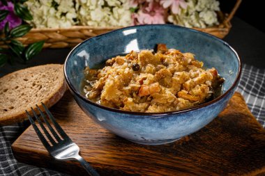 Domuz eti, sosis ve mantarlı lahana yahnisi. Bigos - geleneksel Polonya mutfağı.