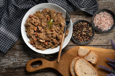 Bigos. Etli lahana turşusu, kurutulmuş mantar ve sosis. Geleneksel Polonya mutfağı..