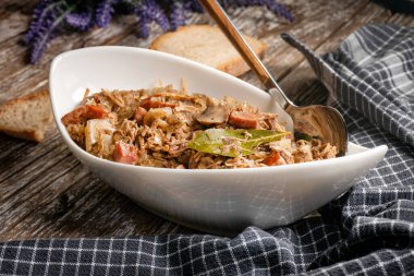 Bigos. Etli lahana turşusu, kurutulmuş mantar ve sosis. Geleneksel Polonya mutfağı..