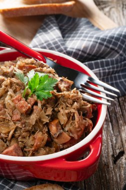 Bigos. Etli lahana turşusu, kurutulmuş mantar ve sosis. Geleneksel Polonya mutfağı..