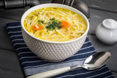 Erişte, carror ve maydanoz bir plaka ile lezzetli et suyu