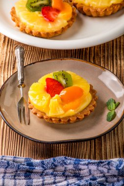 Çilek, ananas ve kivi ile taze karışık meyve tart. Seçici odak.