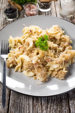 Lahana turşulu makarna ve pastırma. Seçici odak.