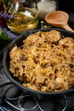 Mantarlı lahana turşusu. Şenlikli bir lezzet. Sığ alan derinliği.