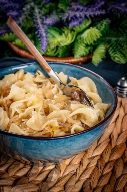 Haşlanmış lahana, pastırma ve soğanlı erişte. Seçici odak.