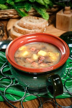 Patates ve sosisli ekşi çorba..