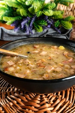 Patates ve sosisli ekşi çorba..