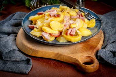 Geleneksel bir Polonya yemeği (pieczonki, prazonki, duszonki) - füme domuz pastırması, sosis ve soğanlı haşlanmış patates.