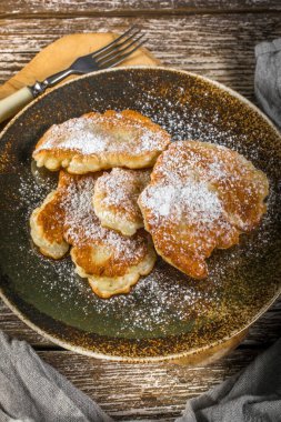 Elma, süt ve undan yapılmış tatlı krepler..
