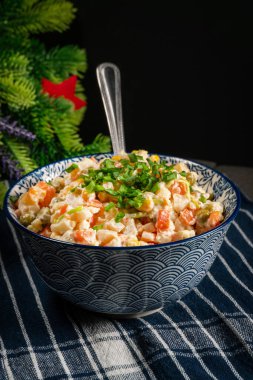 Geleneksel salata Olivier haşlanmış sebze ve mayonez ile masada..