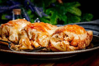 Peynirli krep dolması. Sığ alan derinliği