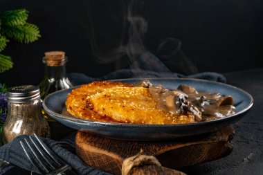 Mantar soslu çıtır patatesli gözleme. Sığ alan derinliği.