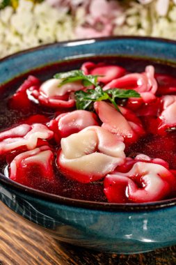 Geleneksel cila, hamur köfteli berrak kırmızı borş..