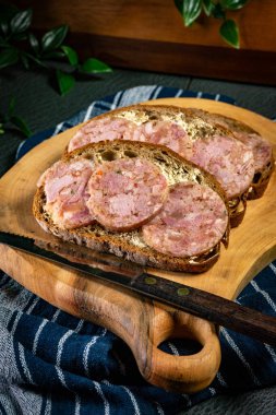 Sandviç ve salatalı sandviç. Sığ alan derinliği. 