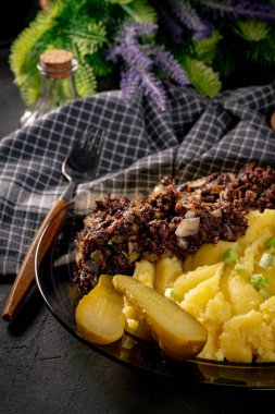 Kızarmış puding, patates püresi ve salatalık turşusu..