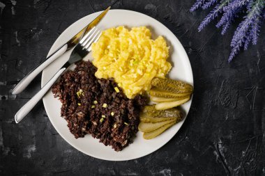 Kızarmış puding, patates püresi ve salatalık turşusu..