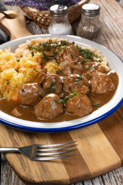 Mantar soslu kıymalı köfte, haşlanmış bulgur ile servis edilir..