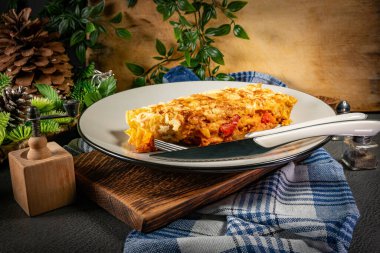 Peynirle pişirilmiş krep. Seçici odak.