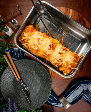 Fırında peynirle doldurulmuş krep..