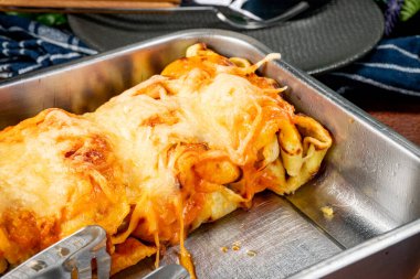 Fırında peynirle doldurulmuş krep..