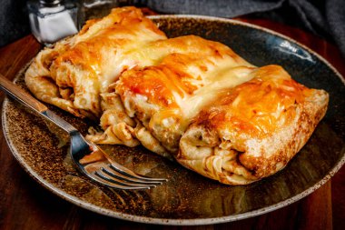 Peynirli krep dolması. Sığ alan derinliği