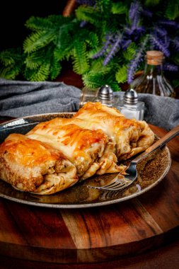 Peynirli krep dolması. Sığ alan derinliği