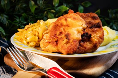 Patates püresiyle servis edilen kızarmış domuz pirzolası..