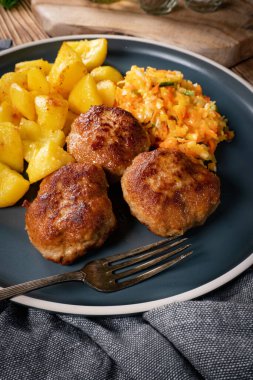 Tabakta patates kızartmasıyla servis edilen köfteler..