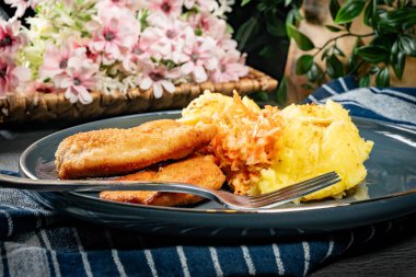 Haşlanmış patates ve salata ile servis edilen haşlanmış tavuk göğsü filetosu..