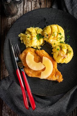 Haşlanmış patates ve ananas dilimli fırında tavuk göğsü fileto..