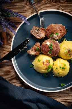 Peynirli köfte ve tabakta haşlanmış patates. Üst görünüm.