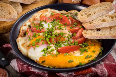 Tahta masada domatesli ev yapımı kızarmış yumurta..
