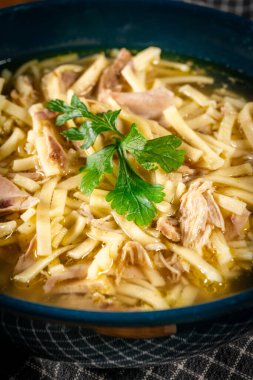 Çorba. Erişteli tavuk çorbası..