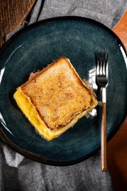 Kızarmış peynir ve jambonlu sandviç. Seçici odak.