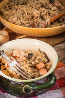 Bigos - etli lahana, kurutulmuş mantar ve füme sosis. Geleneksel Polonya mutfağı..