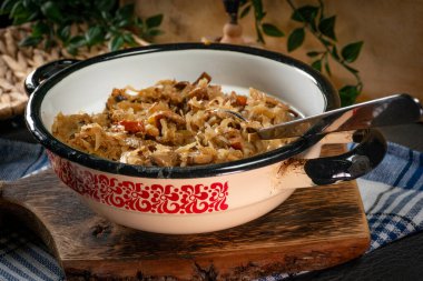 Domuz eti, sosis ve mantarlı lahana yahnisi. Bigos - geleneksel Polonya mutfağı.