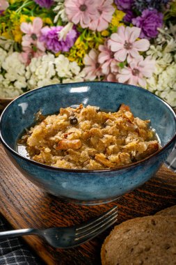 Domuz eti, sosis ve mantarlı lahana yahnisi. Bigos - geleneksel Polonya mutfağı.